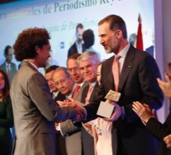 Don Felipe entrega el XXXIV Premio Internacional de Periodismo Rey de España, en la categoría de Fotografía, al cubano Yander Zamora 